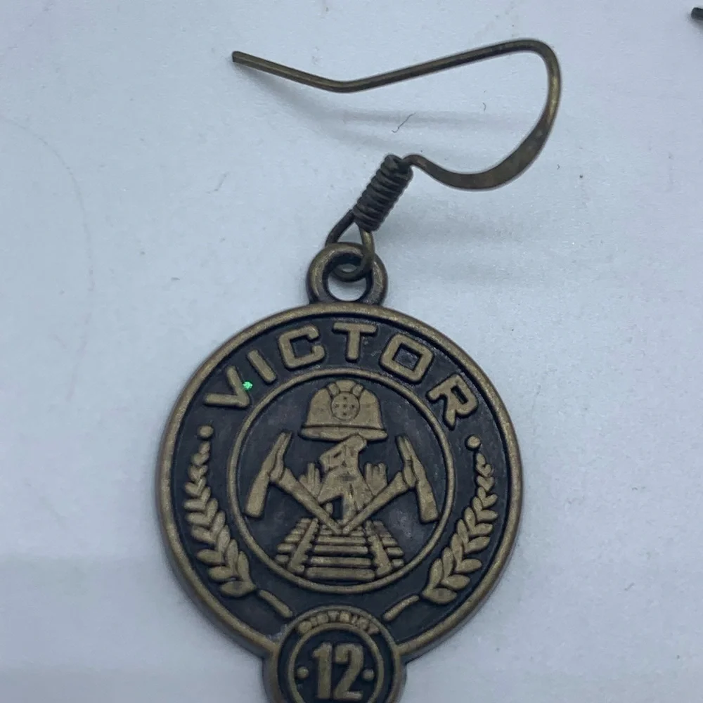 LION’S Gate 2013 Hunger Games district 12 “victor” earrings with insignia